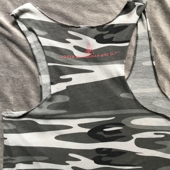 *SOLD* Neon Mamma Bear Camo Tank Top 🐻 💕 - Picture 4 of 6